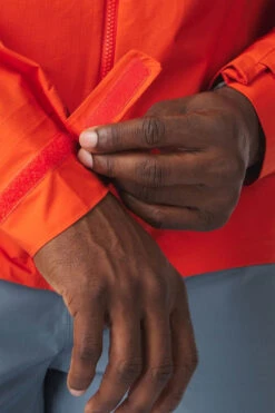 Mens Mountain Lightweight 2.5L Jacket -Cotswold Outdoor Shop b12ae90439 3333 p